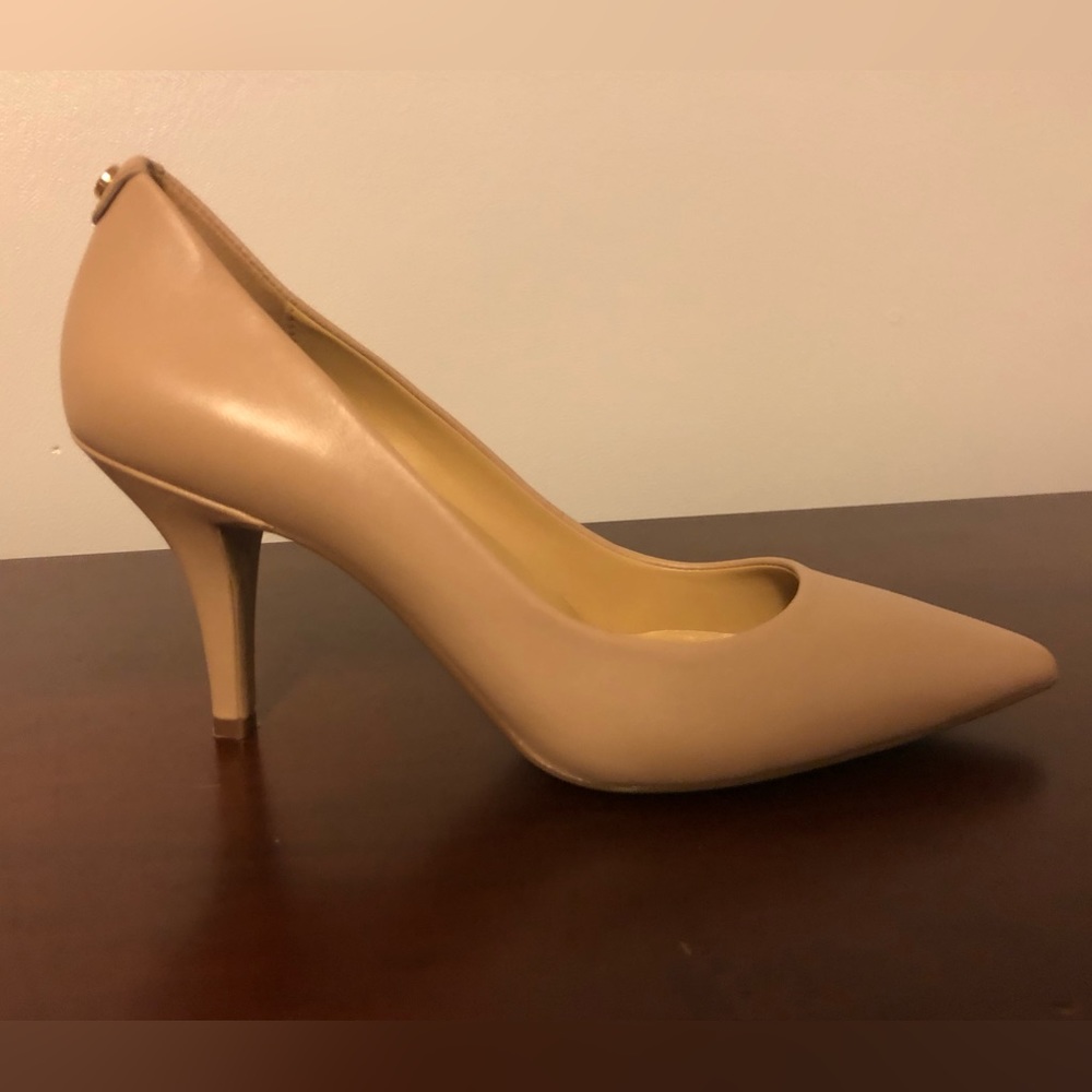 Michael Kors MK mid FLEX natural nude tan pump